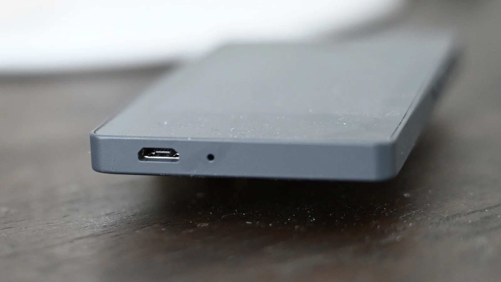 dung mua smartphone cong microusb anh 2