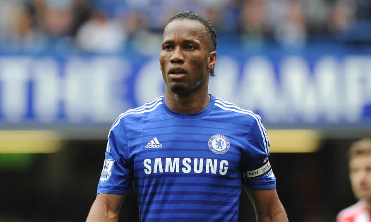 ronaldo va cac sao bong da dung iPhone cu anh 6