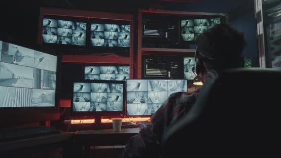 Cong ty camera giam sat duoi viec nhan vien vi xem trom khach hang hinh anh