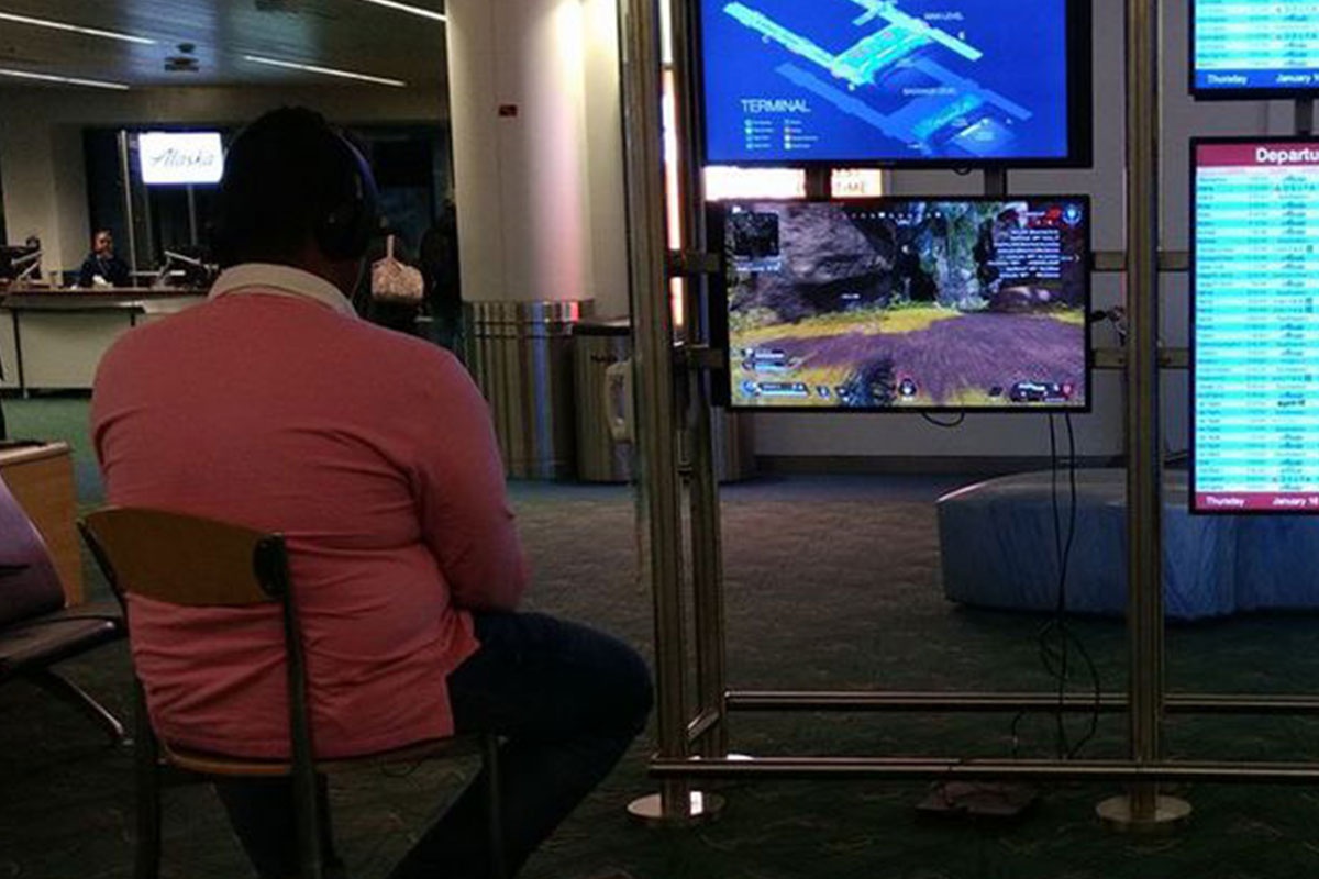 Thanh nien 'hack' man hinh san bay de choi PS4 hinh anh