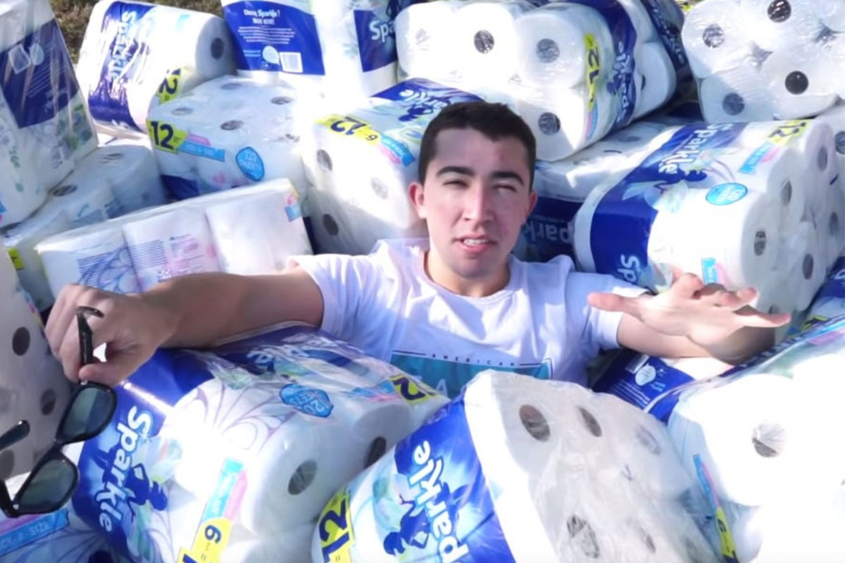 Dung hang nghin cuon giay ve sinh hut nuoc be boi, YouTuber bi nem da hinh anh