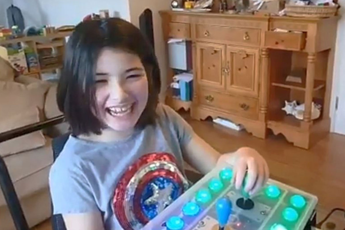 Cam dong nguoi cha lam tay cam choi game cho con khuyet tat hinh anh