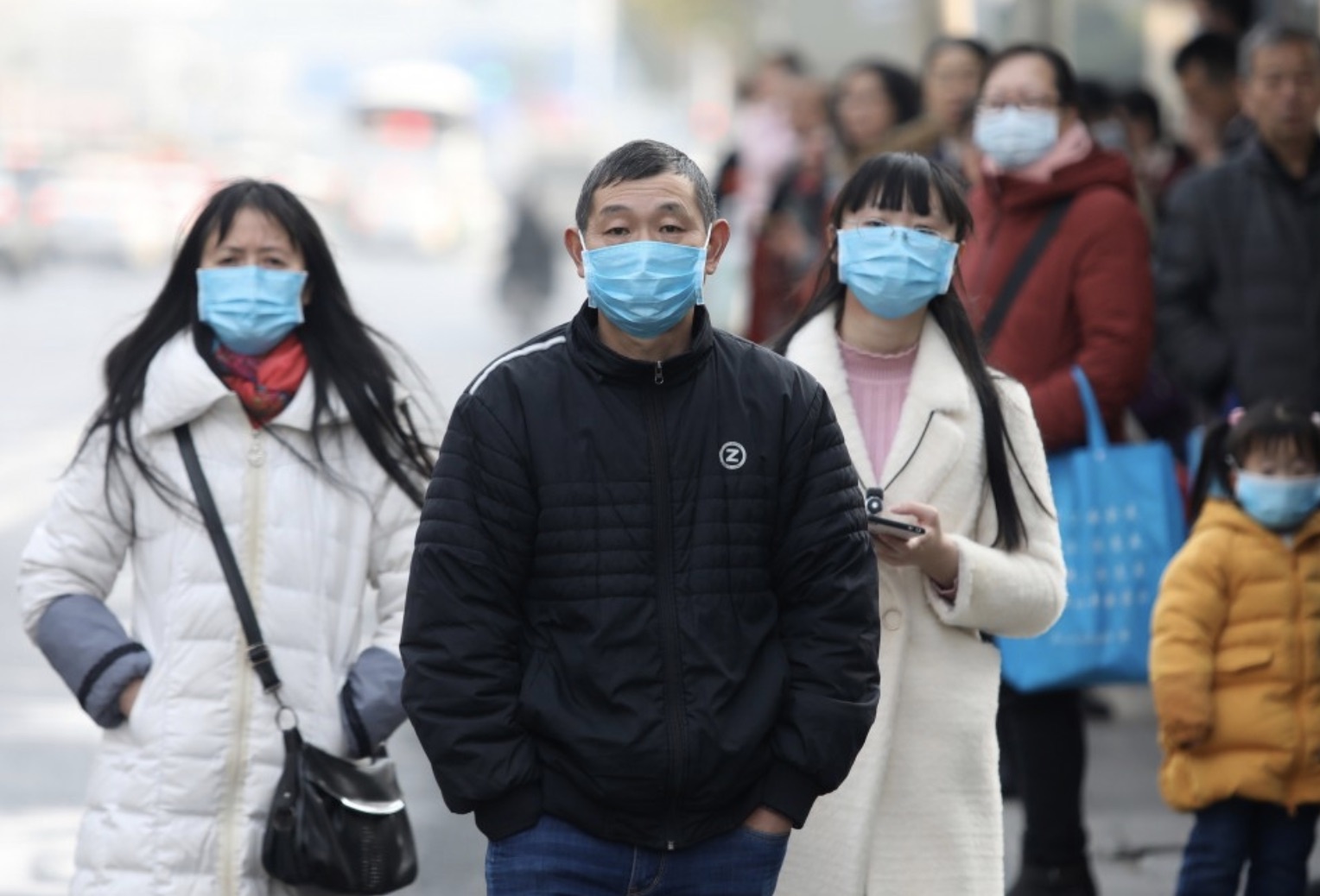 Virus corona bung phat, dan Trung Quoc do xo di mua khau trang y te hinh anh