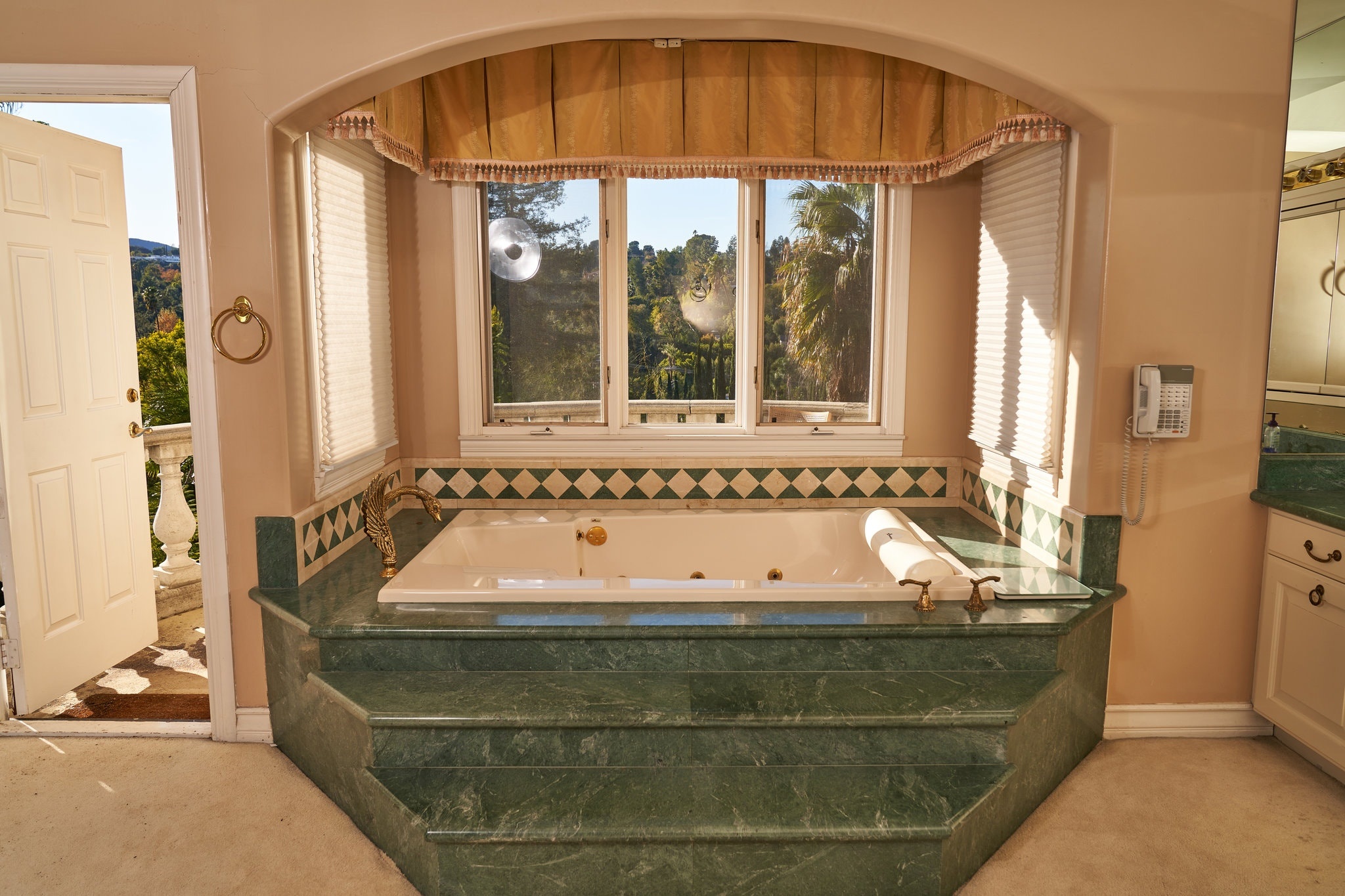 nha tam la san khau cua ngoi sao tiktok anh 7