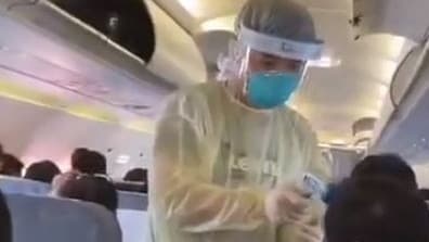 Lam the nao tranh lay nhiem virus, vi khuan khi di may bay? hinh anh