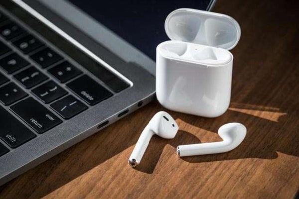 Deo AirPods nhai gay ton hai suc khoe hinh anh