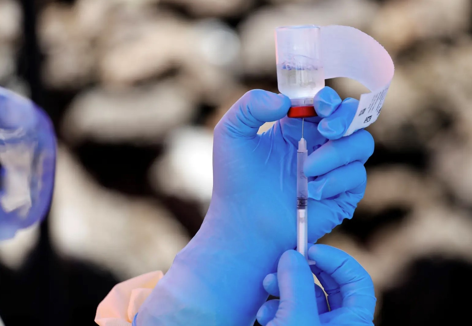 Mat nhieu nam moi co vaccine chong virus corona, luc do lieu da muon? hinh anh