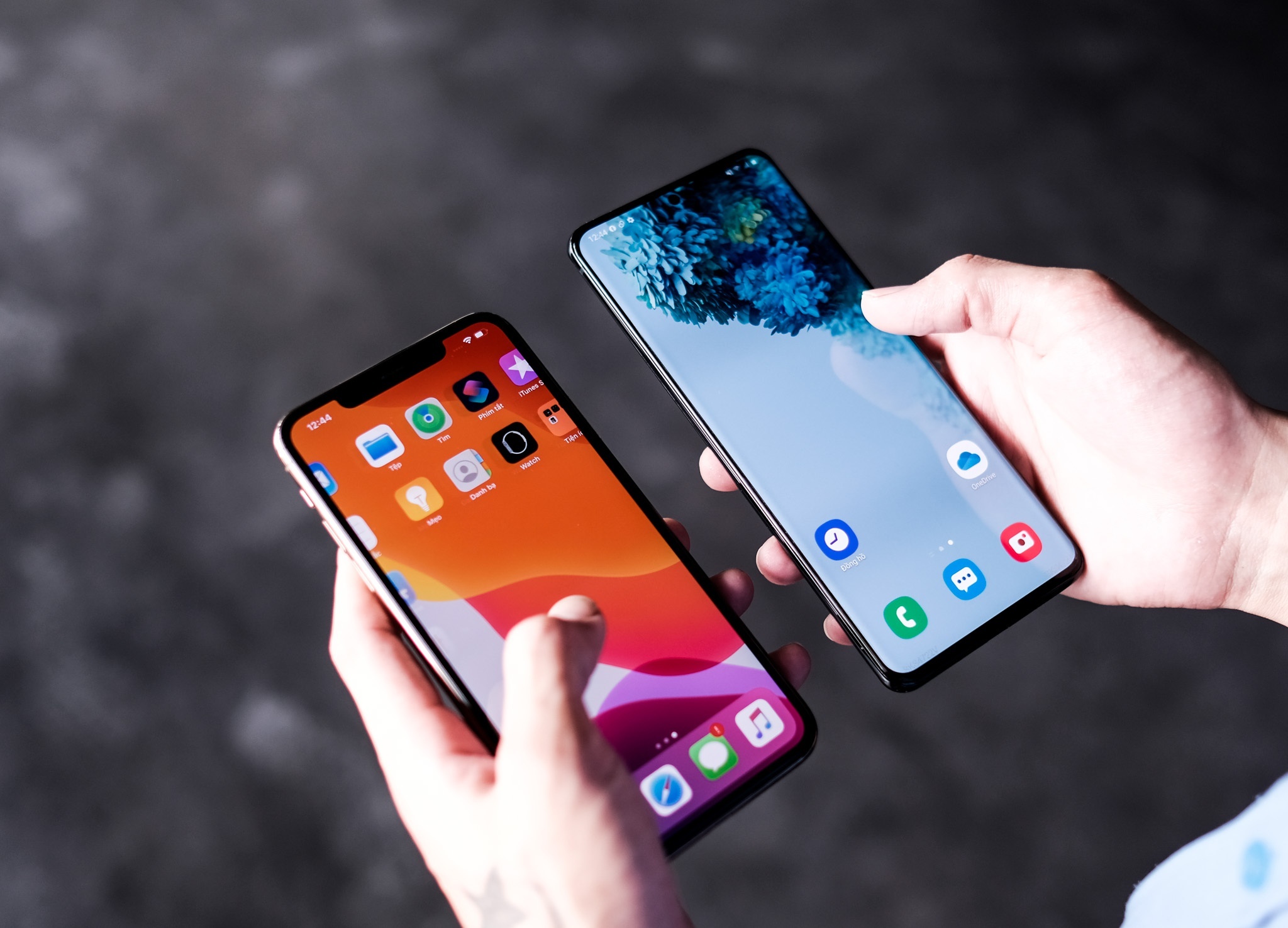 Vi sao Apple giam gia iPhone con Samsung khong co Galaxy S20 gia re? hinh anh