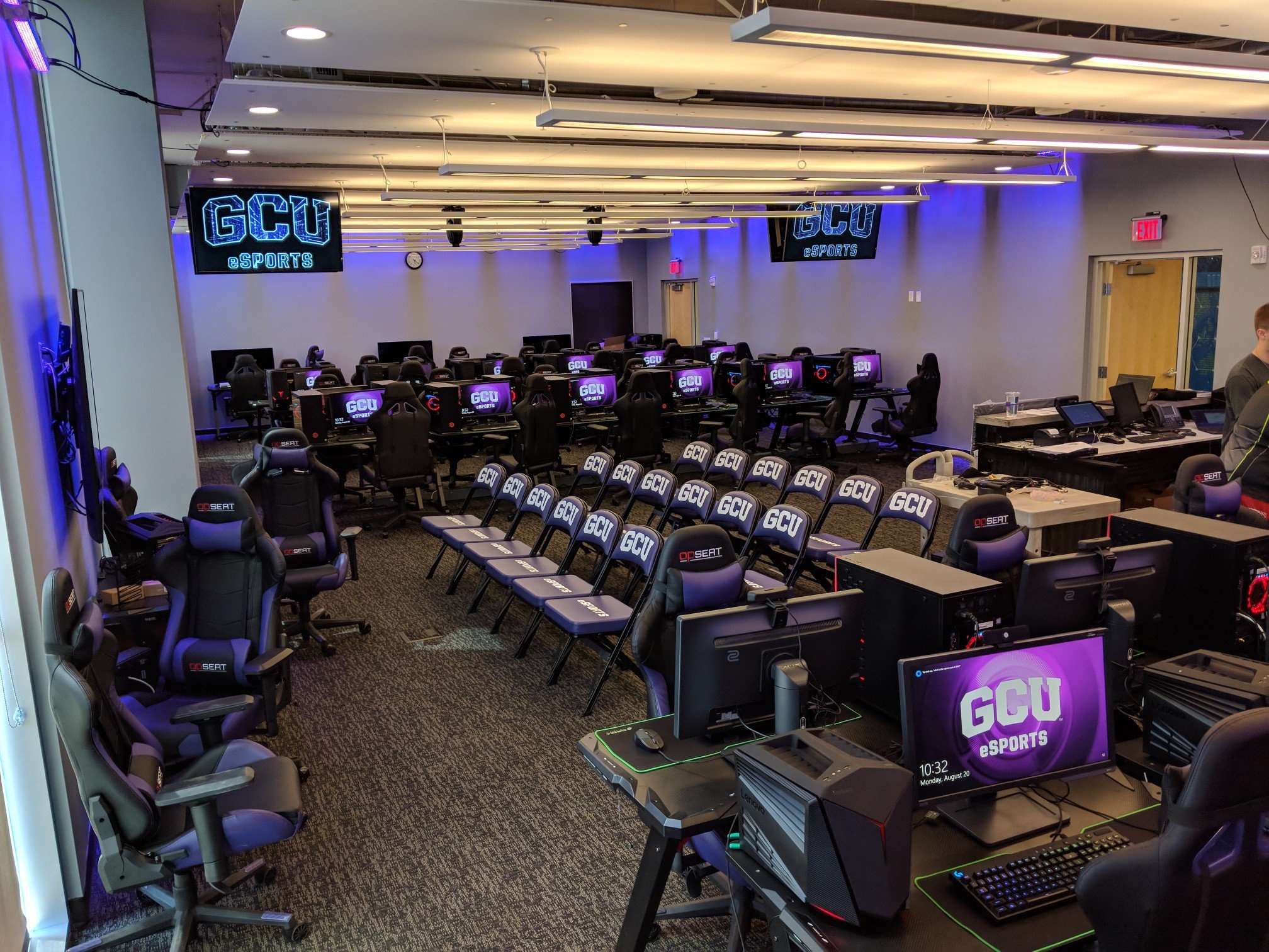 truong dai hoc cho sinh vien choi game anh 4