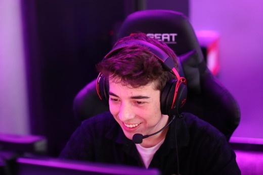 truong dai hoc cho sinh vien choi game anh 8