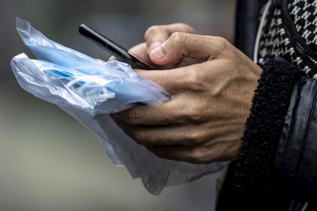 Rua tay, ve sinh dien thoai sach se phong virus tot hon deo khau trang hinh anh