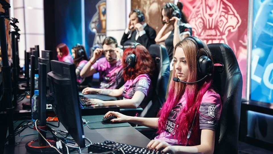 Doi tuyen LMHT toan nu Vaevictis bi loai khoi giai LCL hinh anh