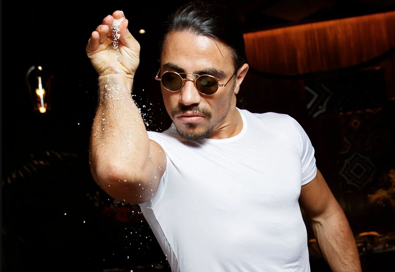 Dan mang VN tran vao trang cua Salt Bae vi da gap co gai mac Covid-19 hinh anh