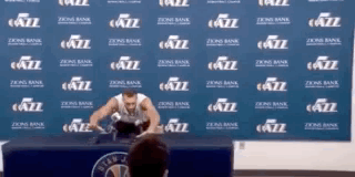 Ngoi sao NBA ro micro de mac Covid-19 bi phan doi tren mang hinh anh