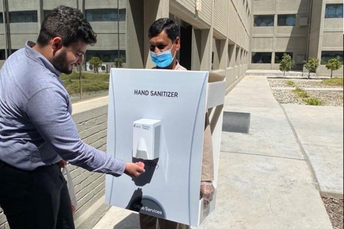 Bat nhan vien deo binh rua tay, hang dau A Rap bi phan ung hinh anh