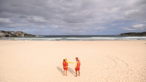 Canh vang ve tren toan cau vi dich Covid-19 nhin tu khong trung hinh anh