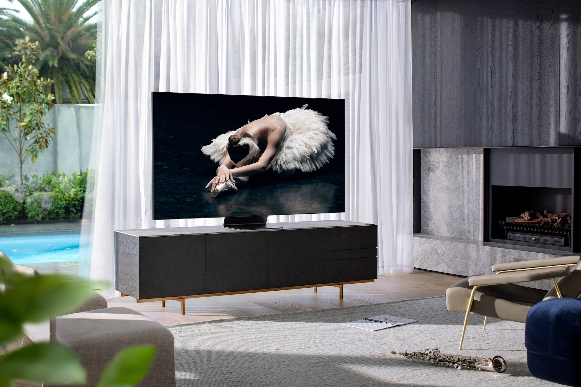 Samsung gioi thieu TV QLED 8K 'vo cuc' tai Viet Nam, gia tu 100 trieu hinh anh