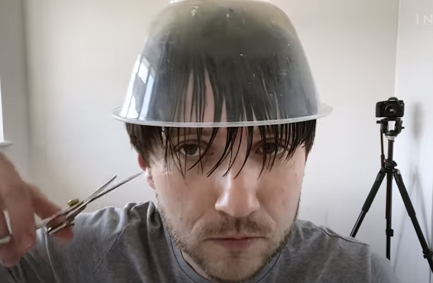 Dich vu cat toc qua FaceTime mua Covid-19 hinh anh