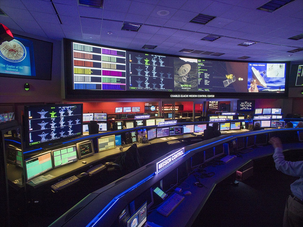 ky su nasa dieu khien tau vu tru nhu the nao anh 3