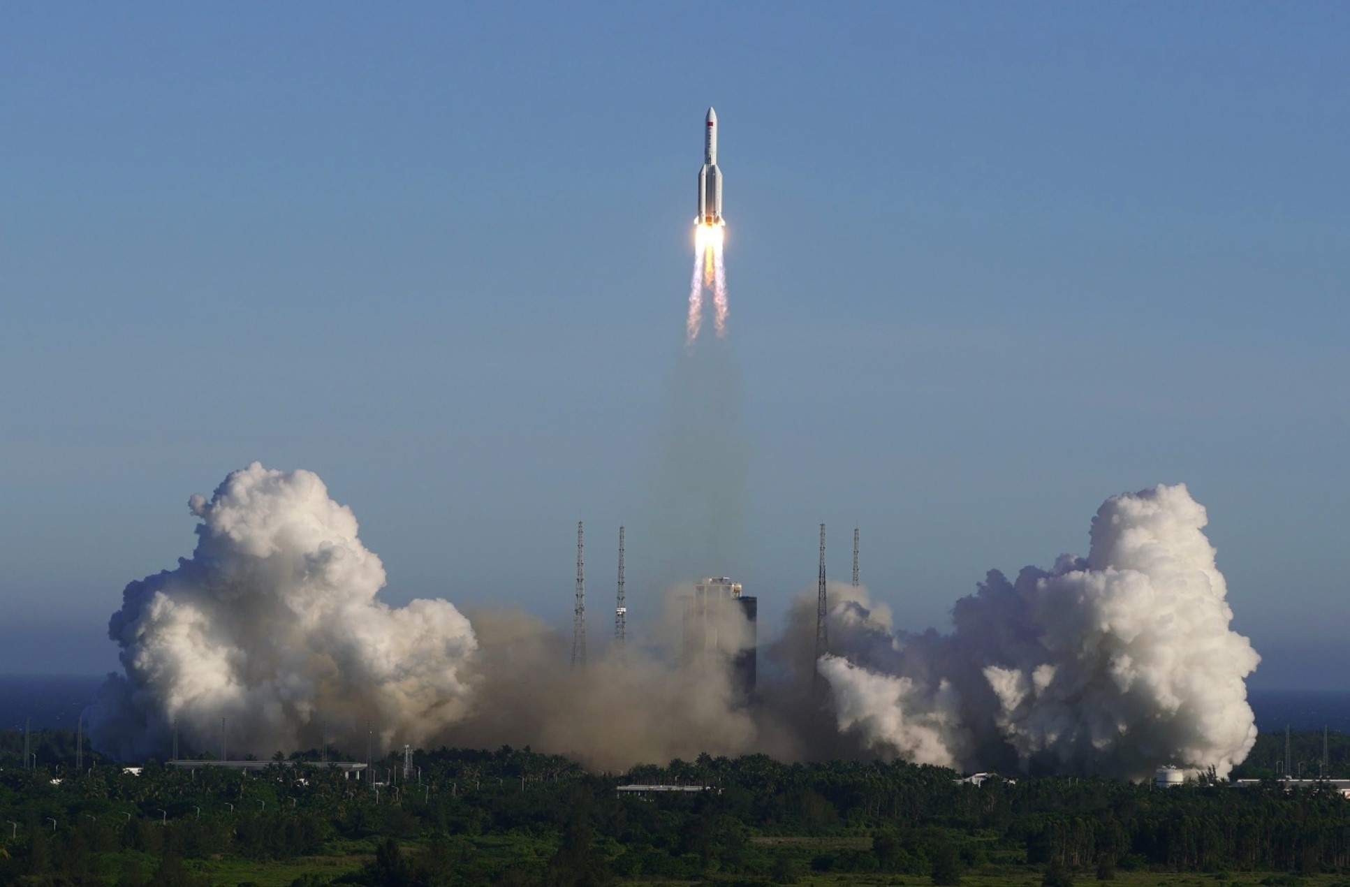 Manh vo ten lua Trung Quoc roi xuong ngoi lang chau Phi hinh anh