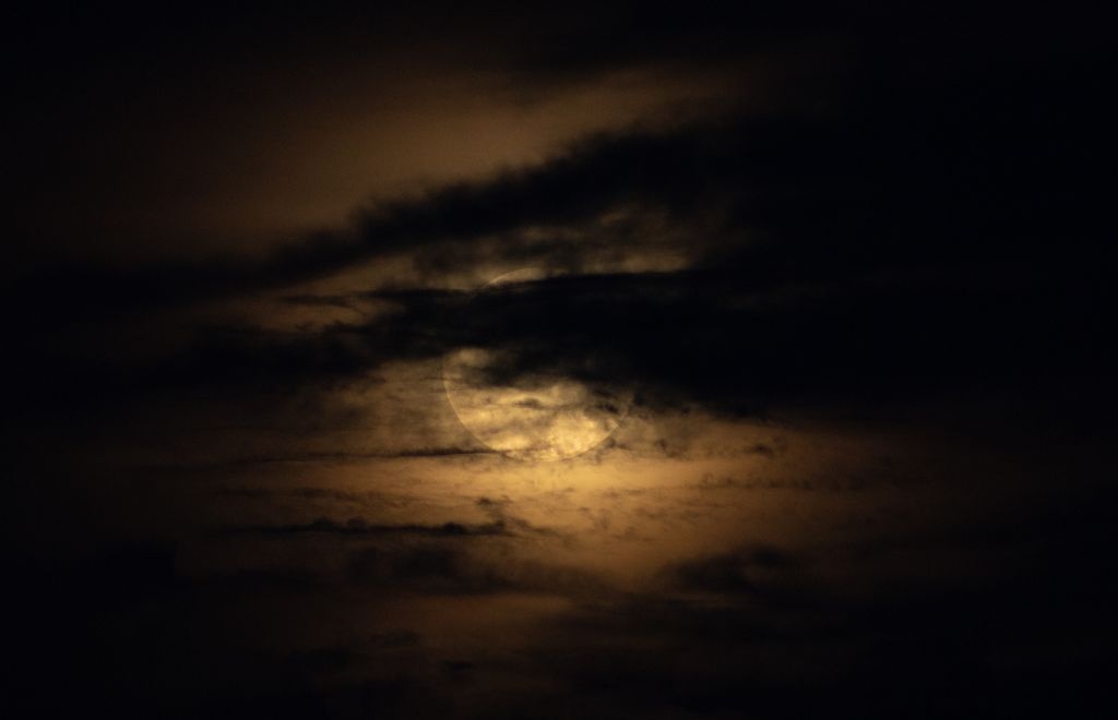 vi sao mat trang tung bien mat tren bau troi anh 1