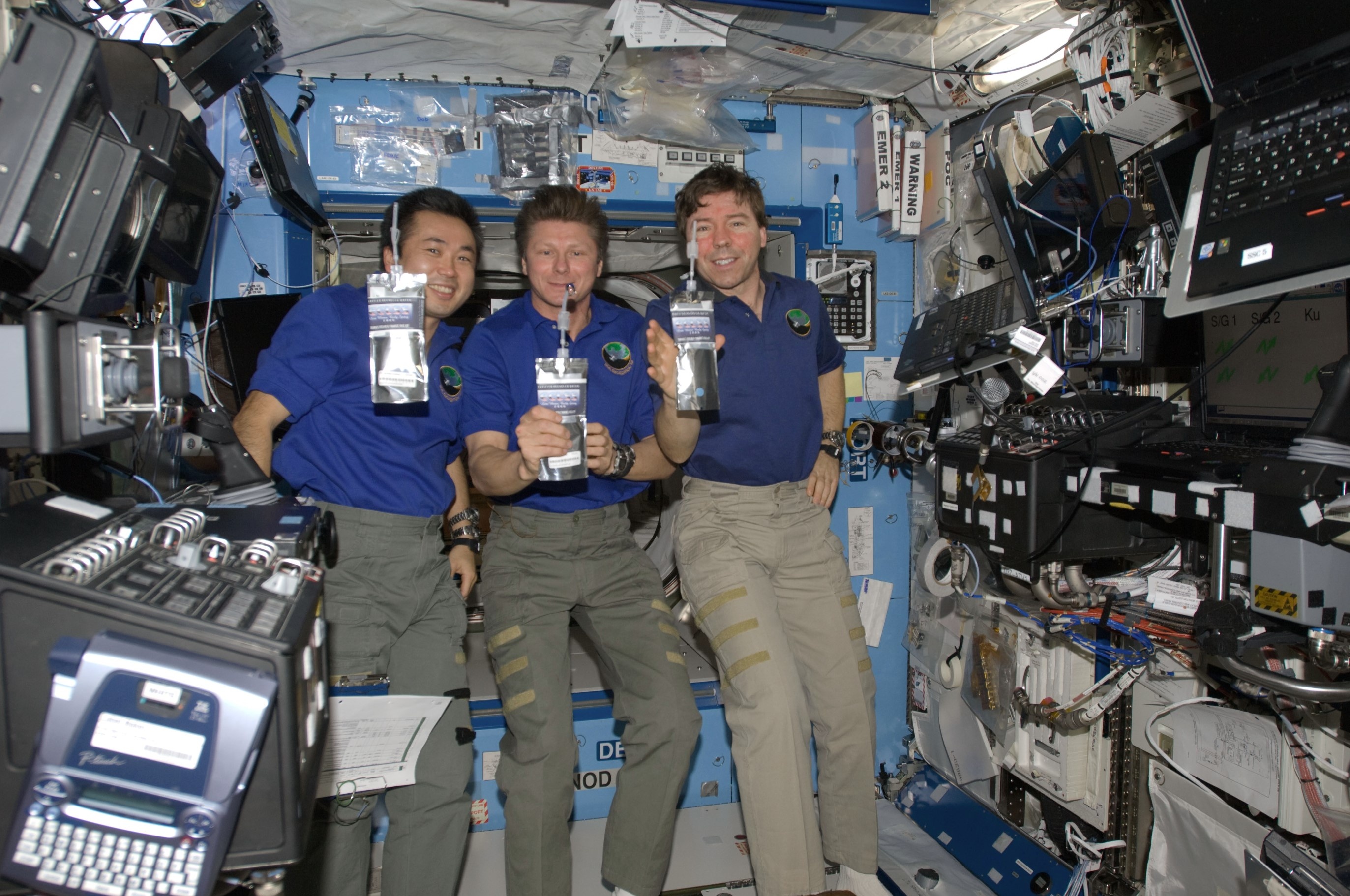 vi sao nuoc tieu thanh quy hiem tren mat trang anh 3