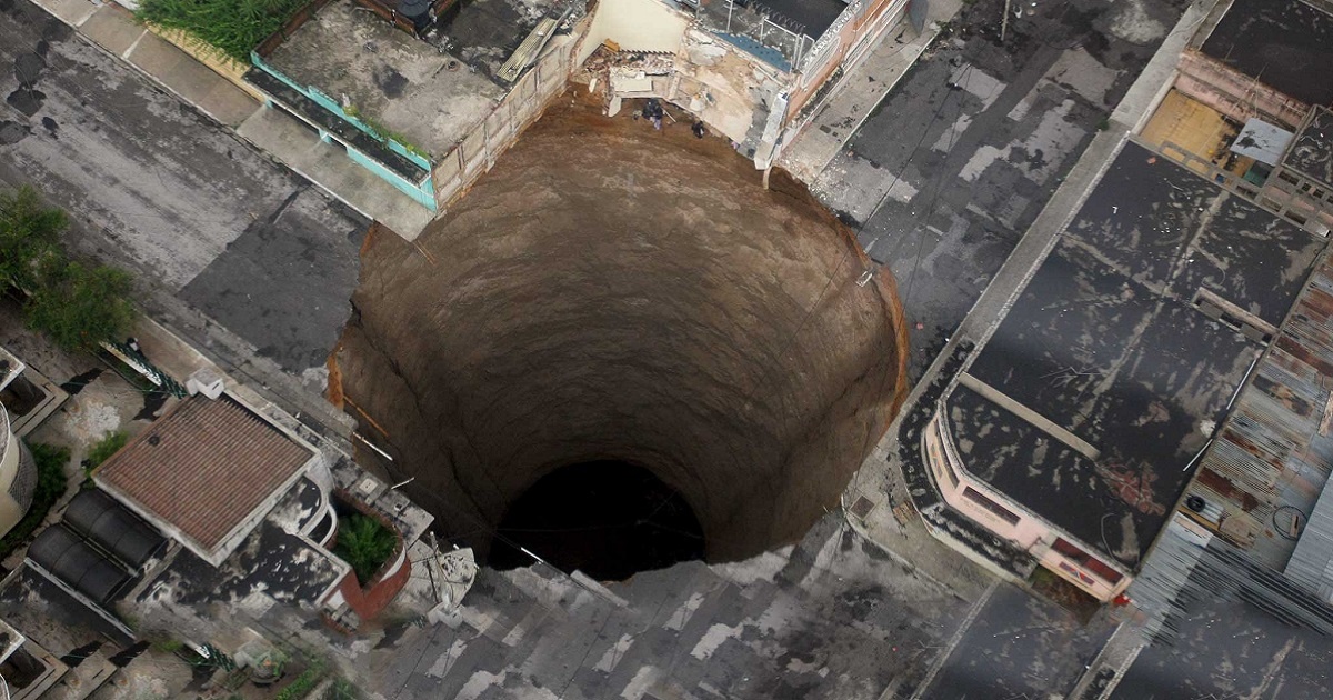 Dieu xay ra neu ban dao ho xuyen qua Trai Dat hinh anh