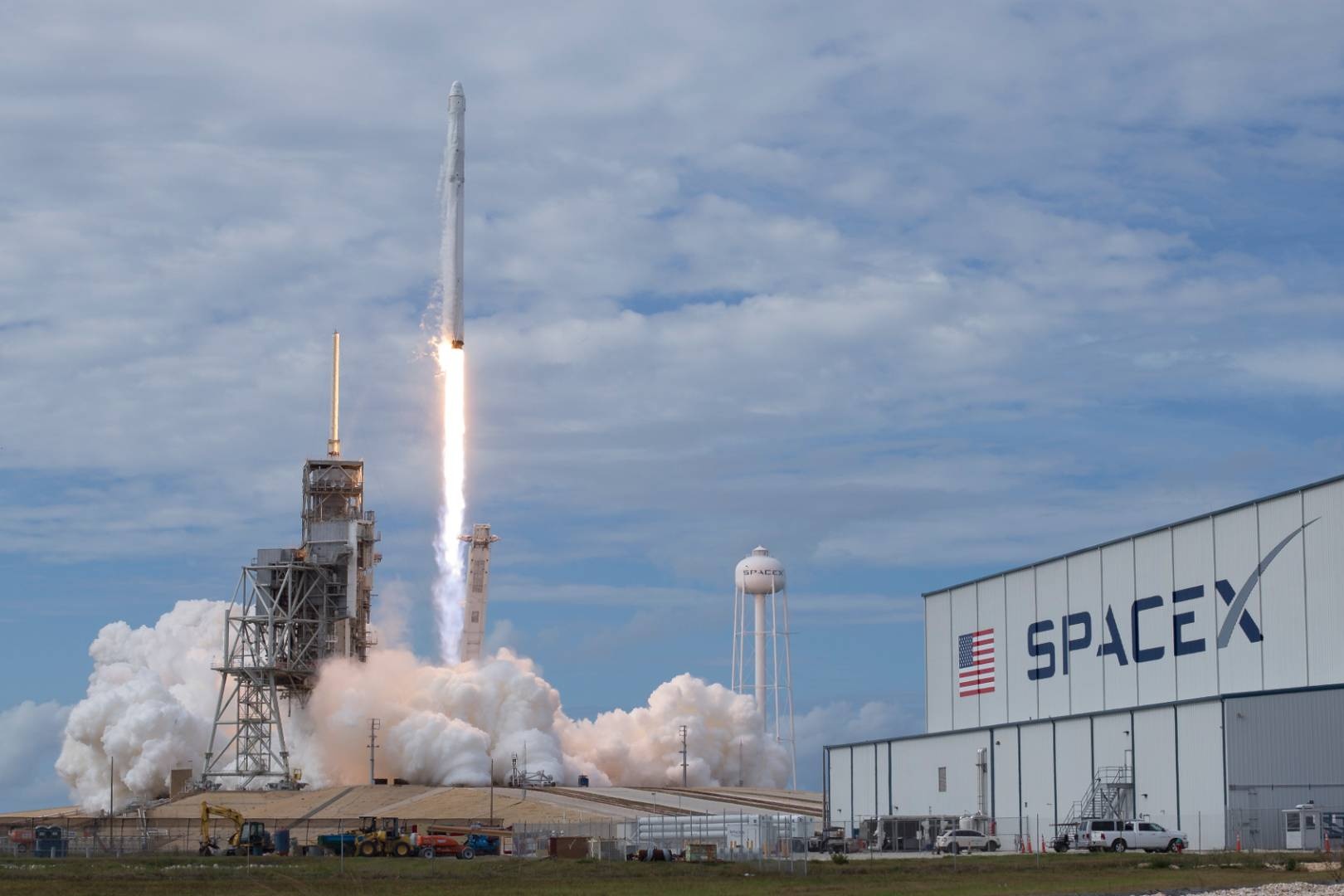 Vi sao SpaceX va NASA phai huy phong ten lua du chi con 17 phut? hinh anh