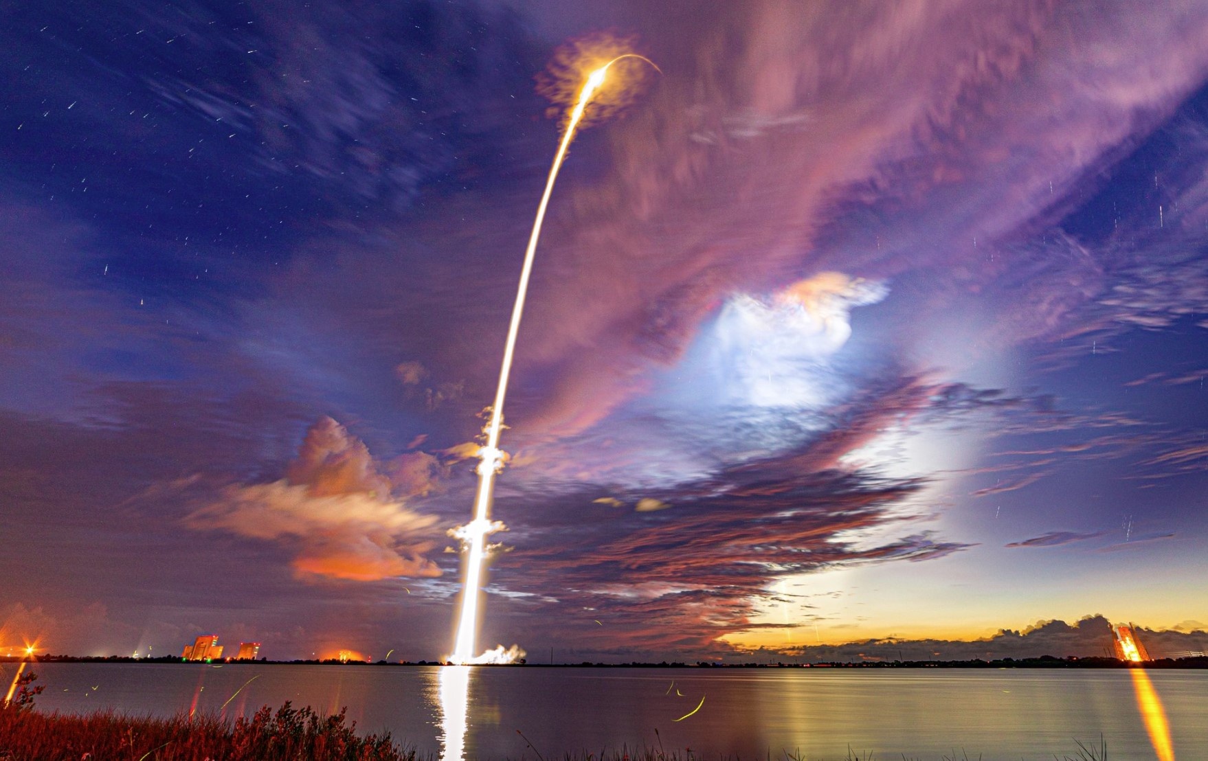 Hinh anh an tuong khi SpaceX dua 58 ve tinh Starlink len vu tru hinh anh