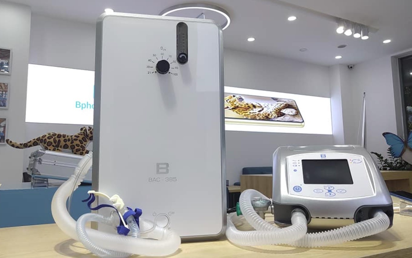 Ong Nguyen Tu Quang khoe may tro tho cua Bkav hinh anh