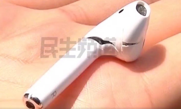 Nguoi dan ong ngat xiu vi AirPods phat no khi dang deo hinh anh