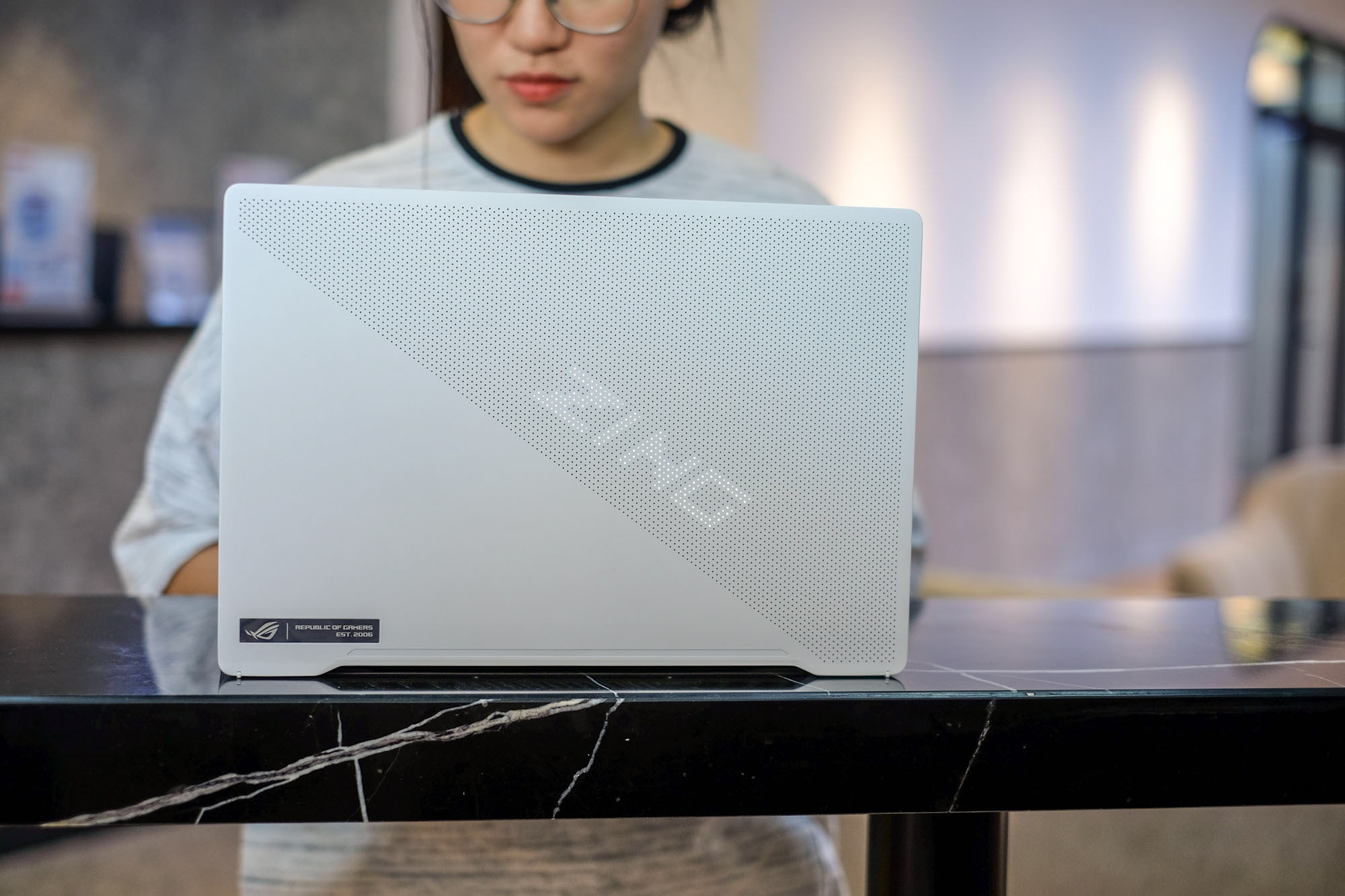 Laptop game 14 inch manh me 'lam dep' theo cach la hinh anh