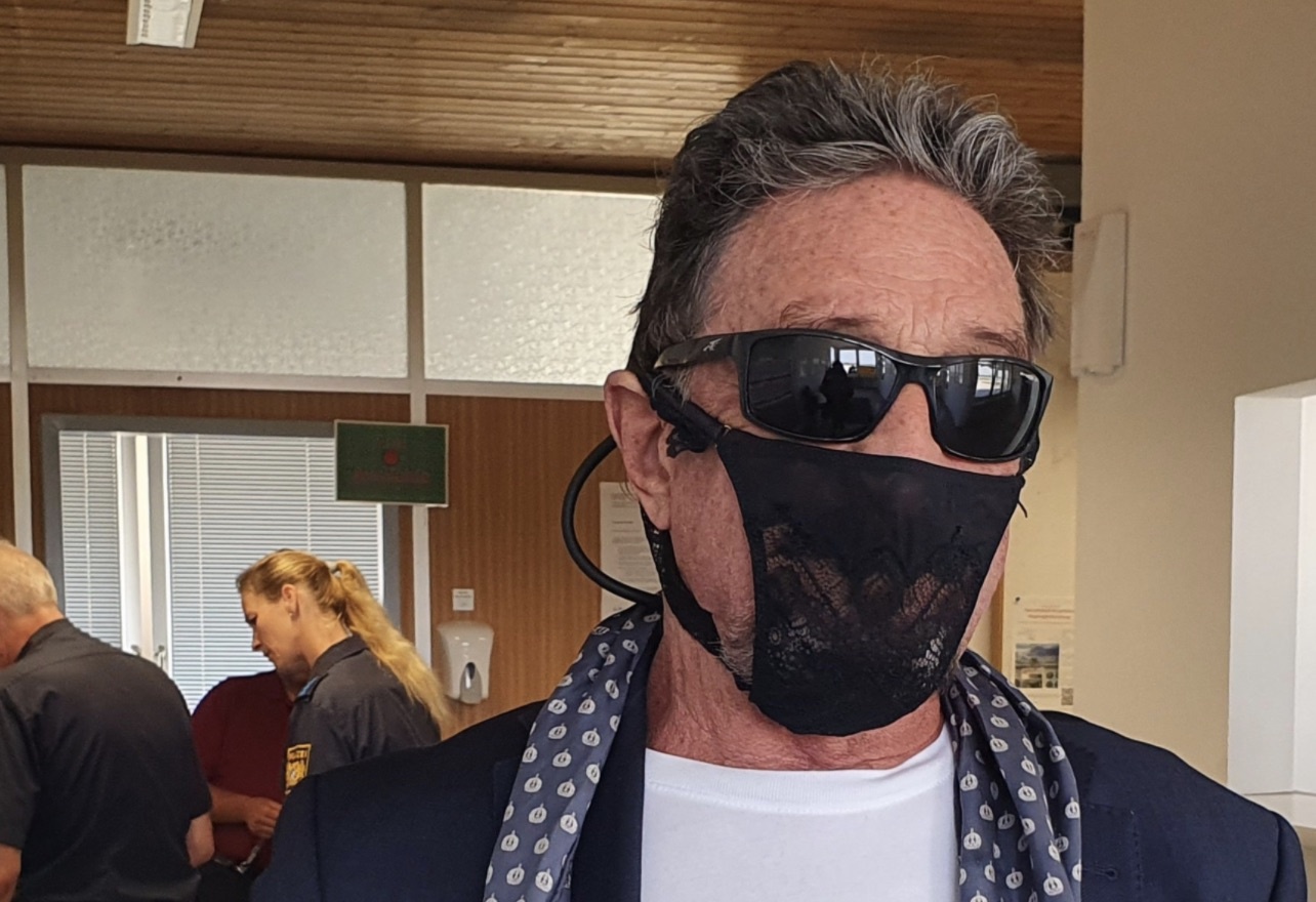 Sep cong nghe dien lo, lay quan lot nu lam khau trang hinh anh