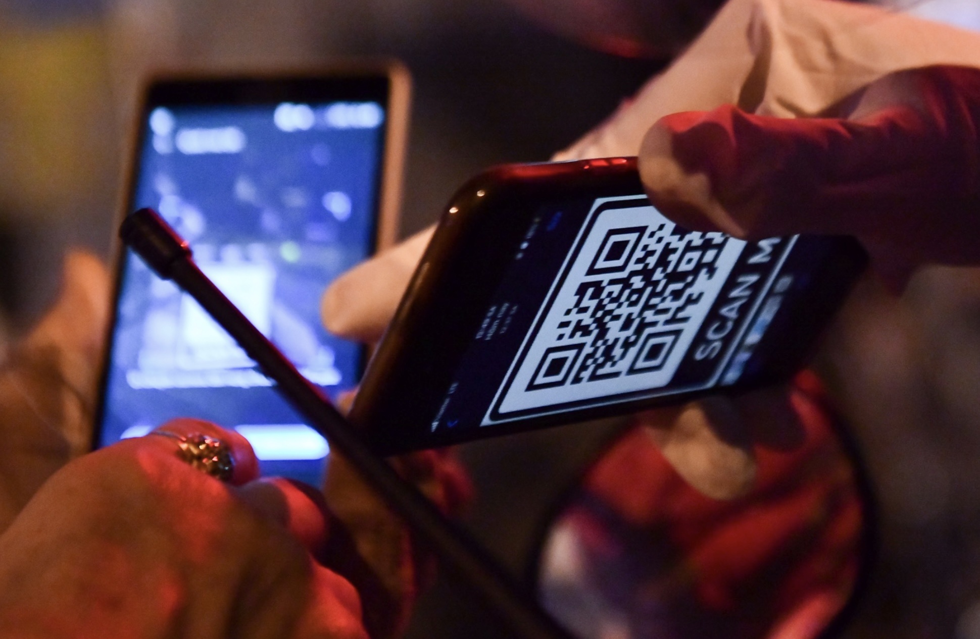 Nguoi dan co the bi phat neu khong cai Bluezone vao dien thoai hinh anh