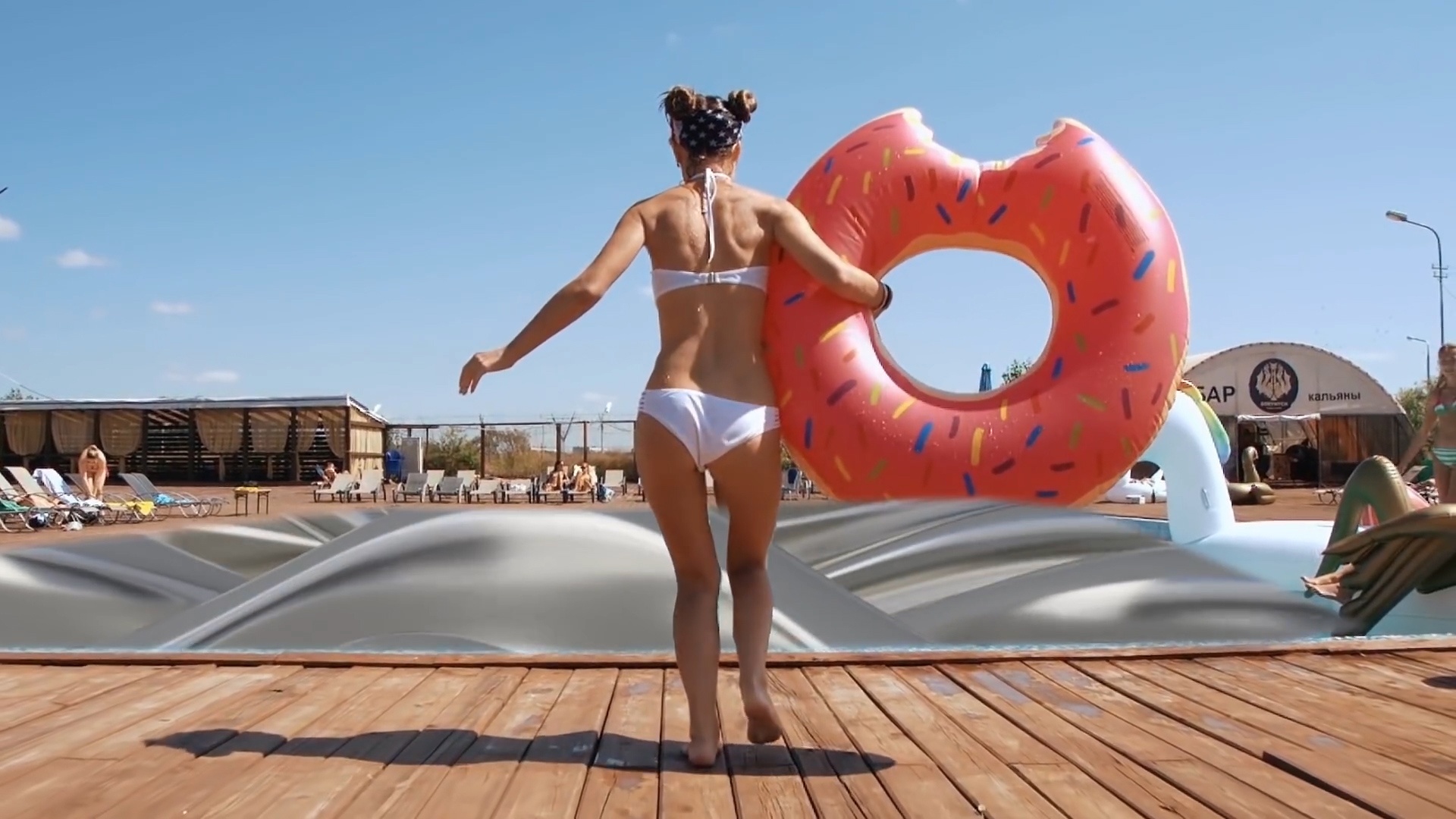 Co the bi tan pha ra sao neu ban nga vao be thuy ngan hinh anh