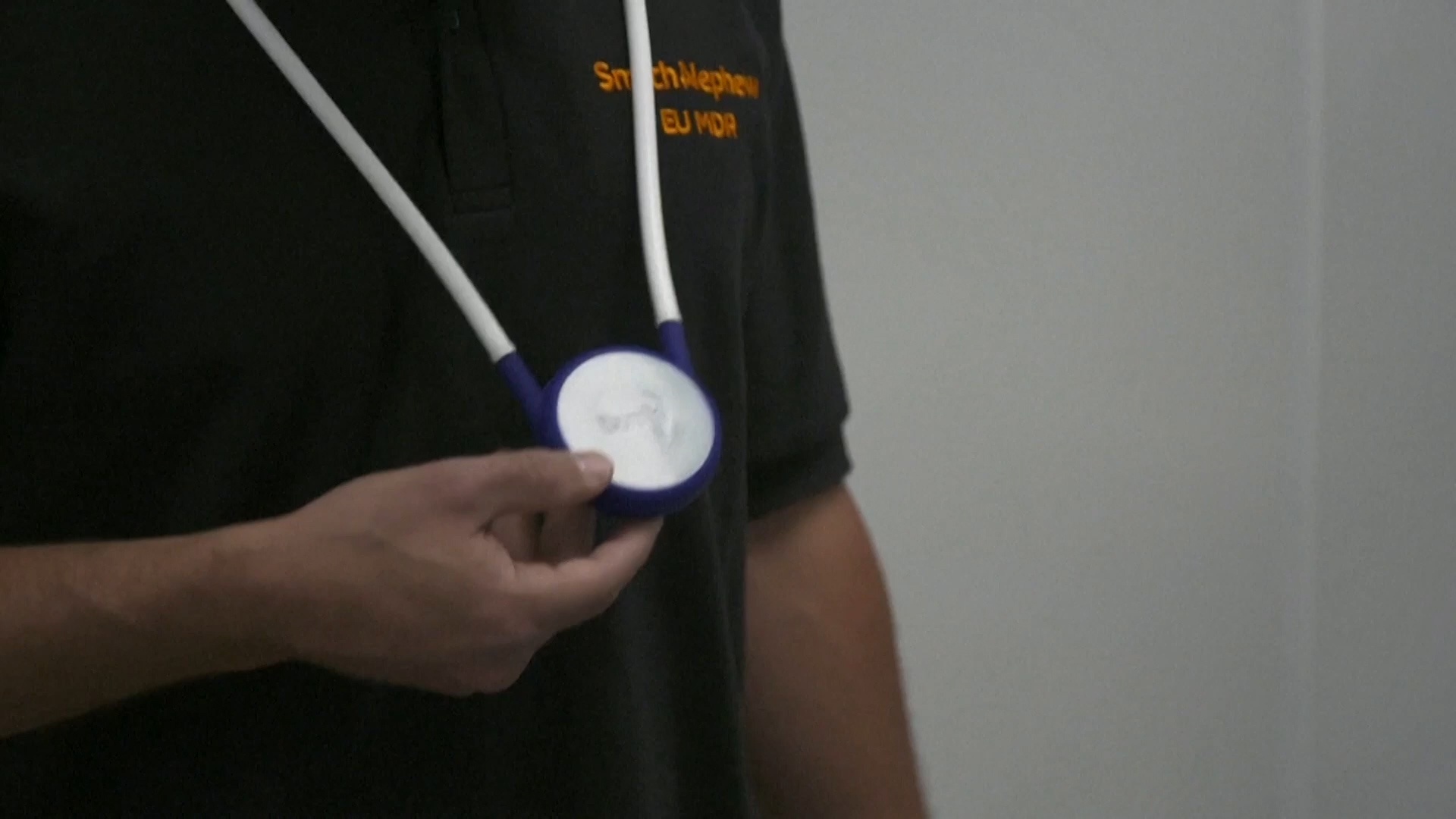 Thiet bi dac biet nhac nho ban giu khoang cach voi nguoi khac hinh anh