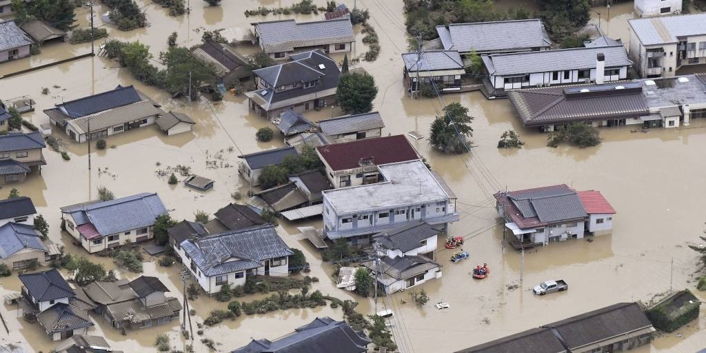 Nhat Ban dung ve tinh tim, cuu nguoi trong lu lut hinh anh