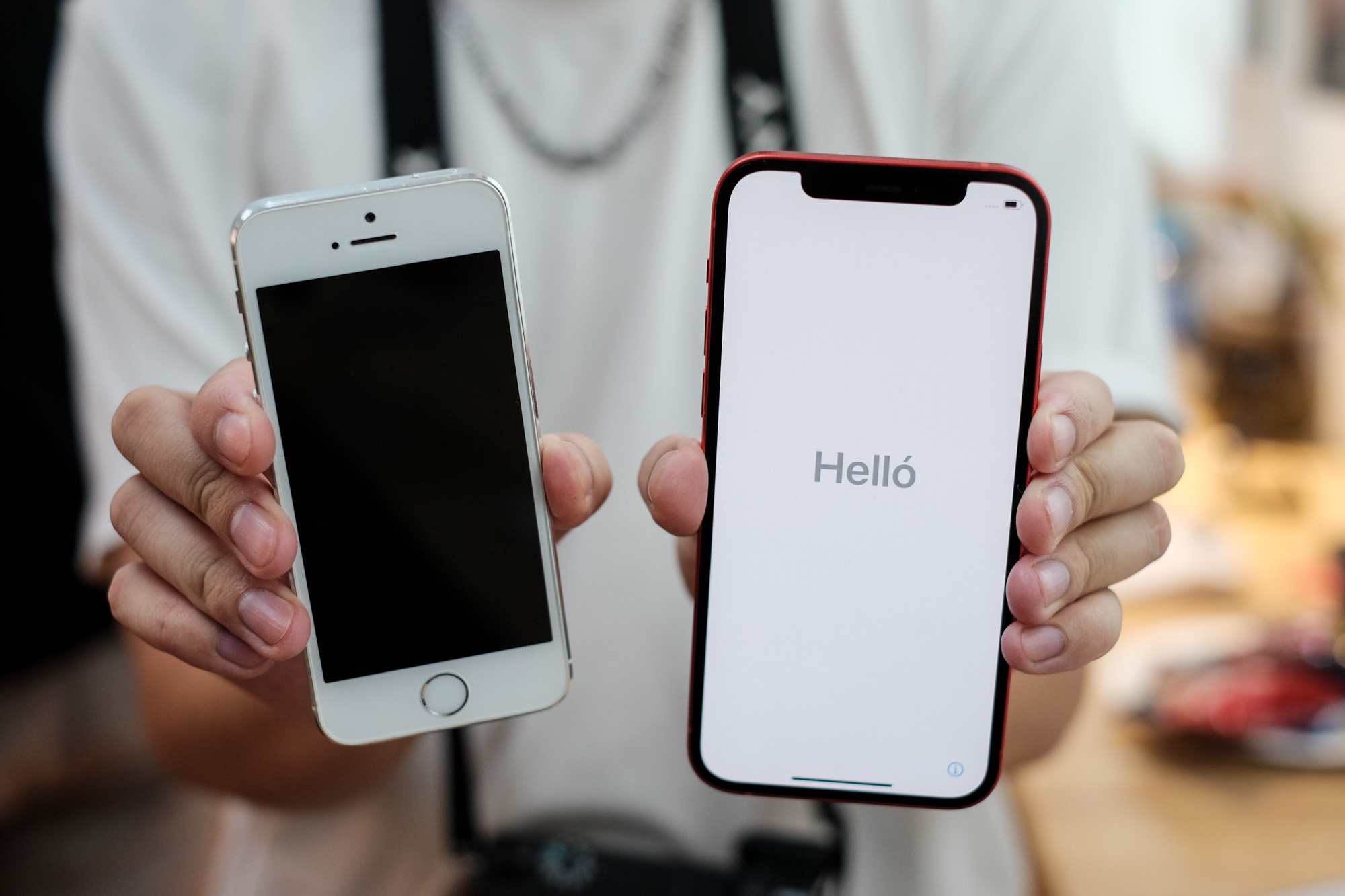 so sanh iphone 12 va iphone 5 anh 1