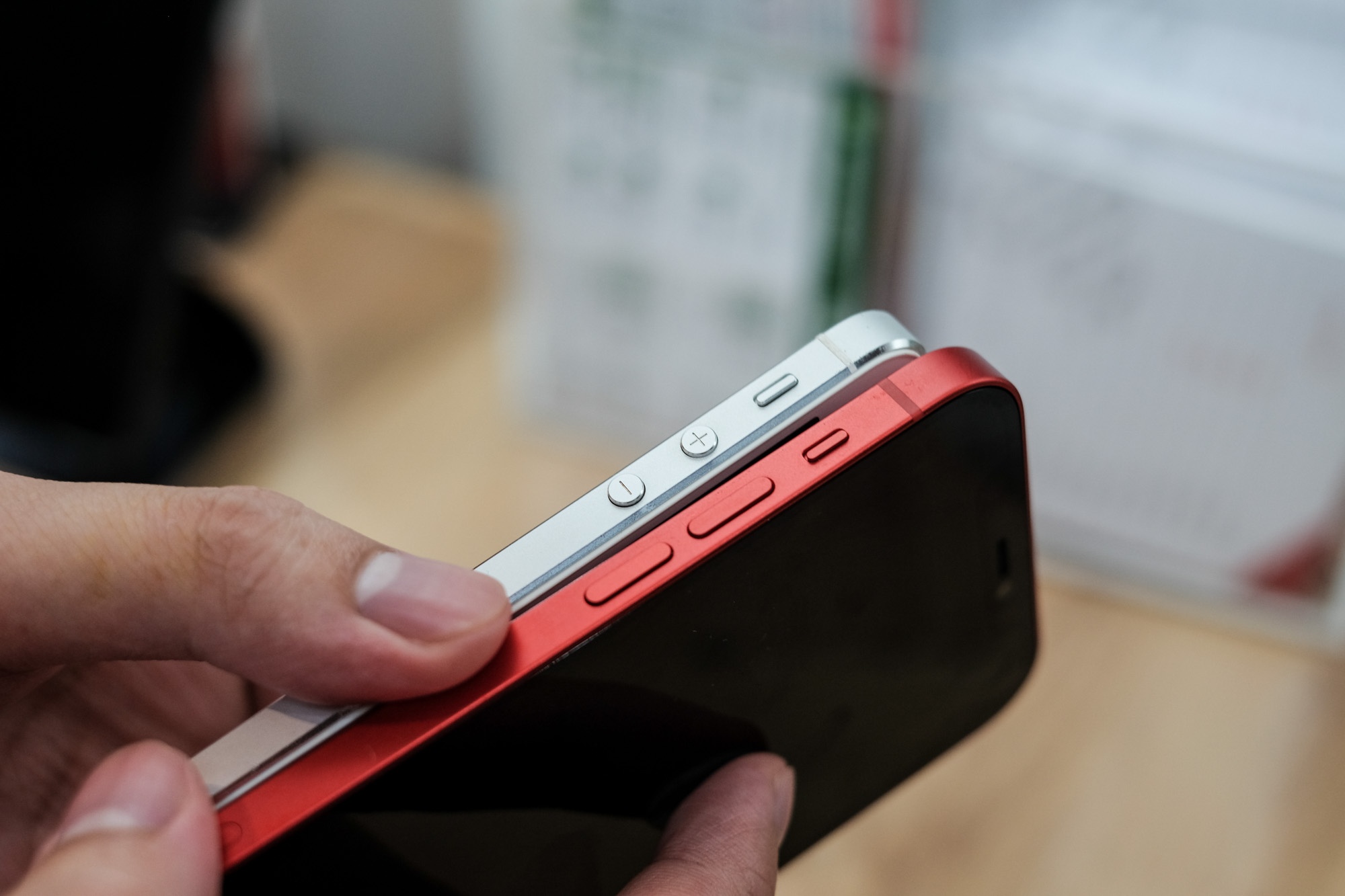 so sanh iphone 12 va iphone 5 anh 7