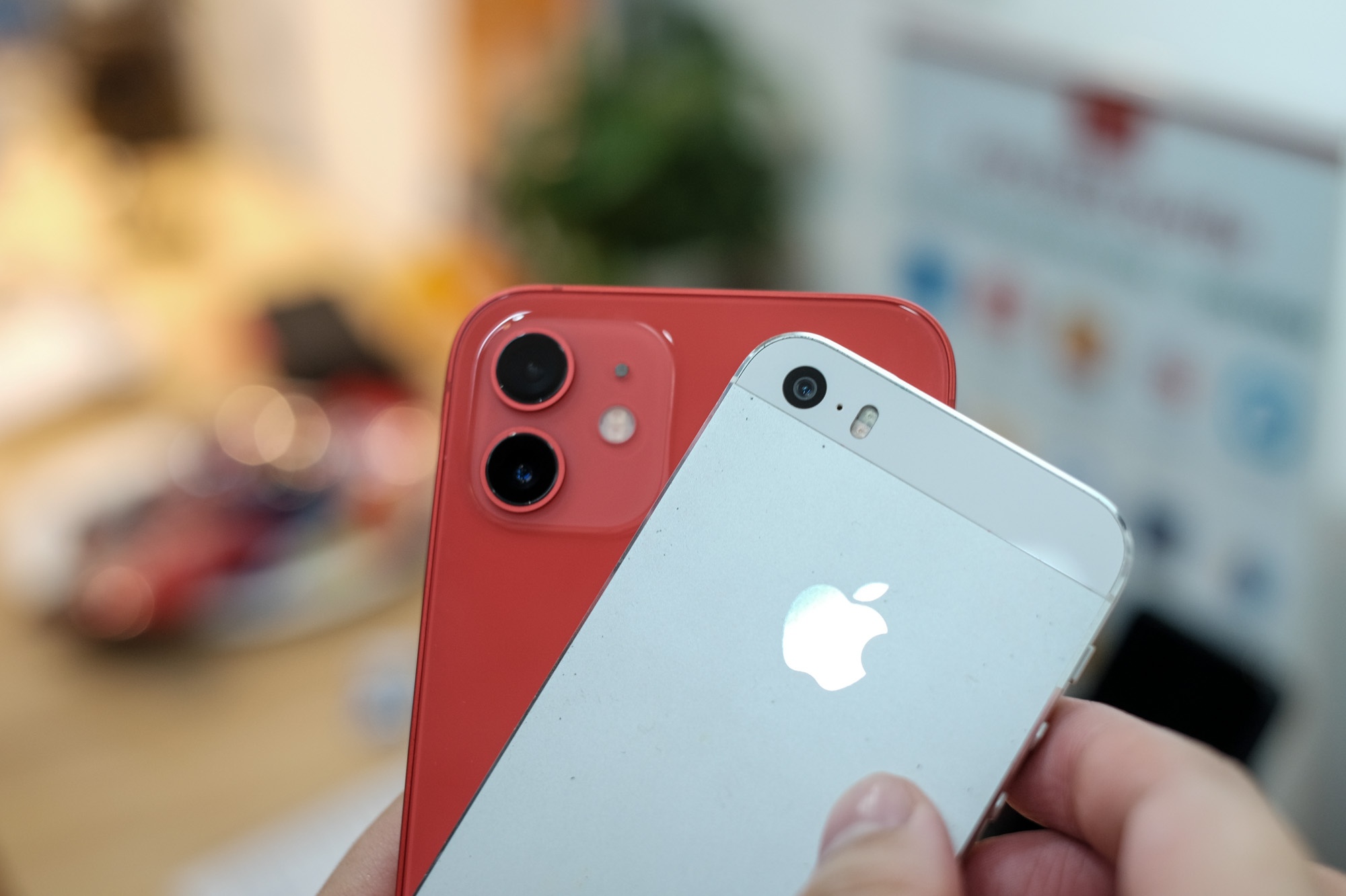 so sanh iphone 12 va iphone 5 anh 8