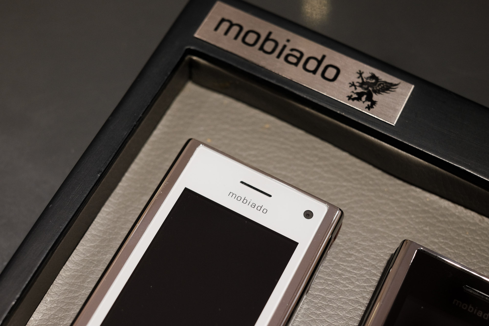dien thoai sieu sang mobiado forma anh 9