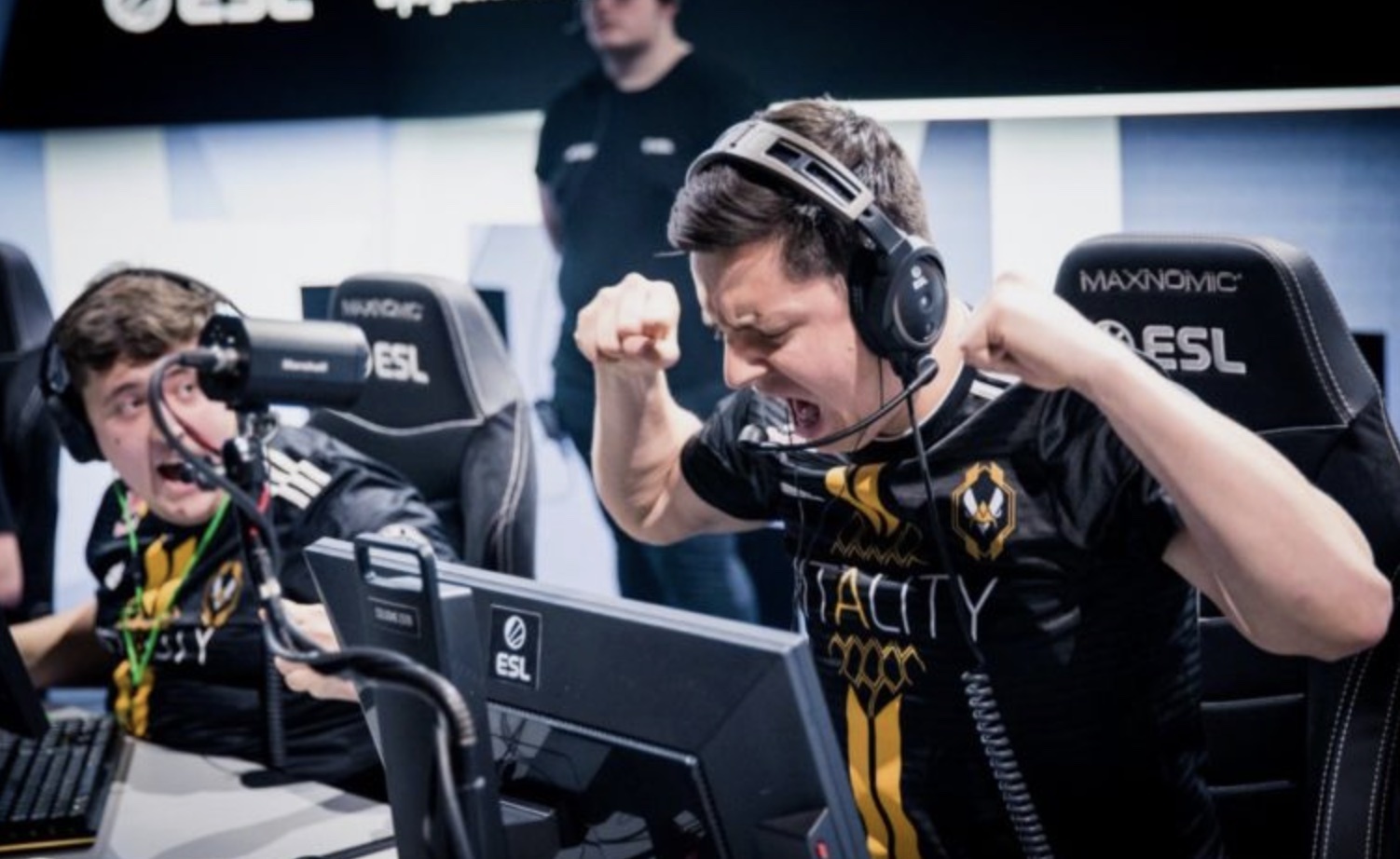 'Ho quen mat game thu cung la con nguoi' hinh anh