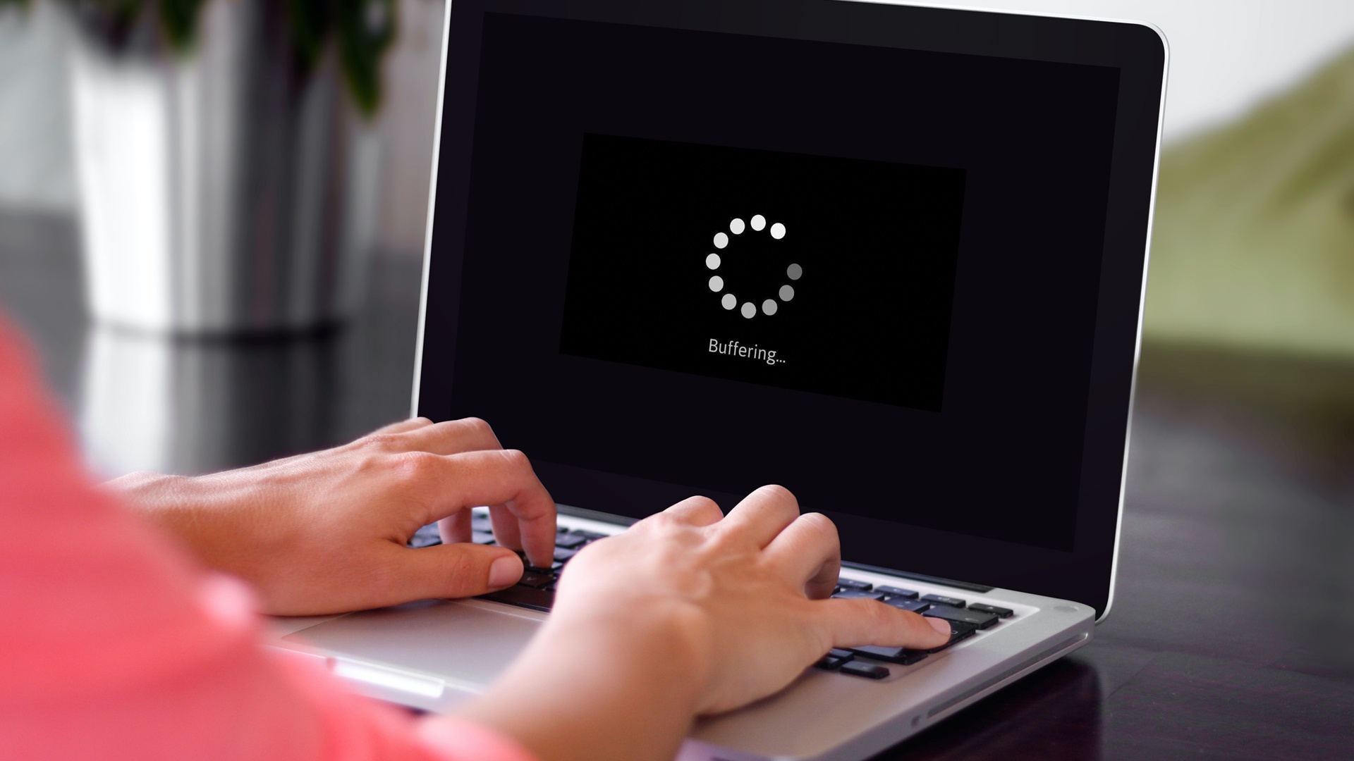 Chi 10.000 USD mua quang cao tren bao de than phien Internet cham hinh anh