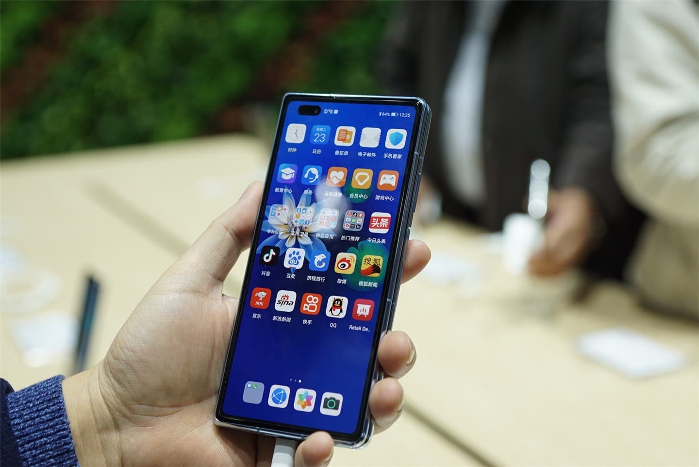Smartphone Huawei tro thanh do hiem hinh anh