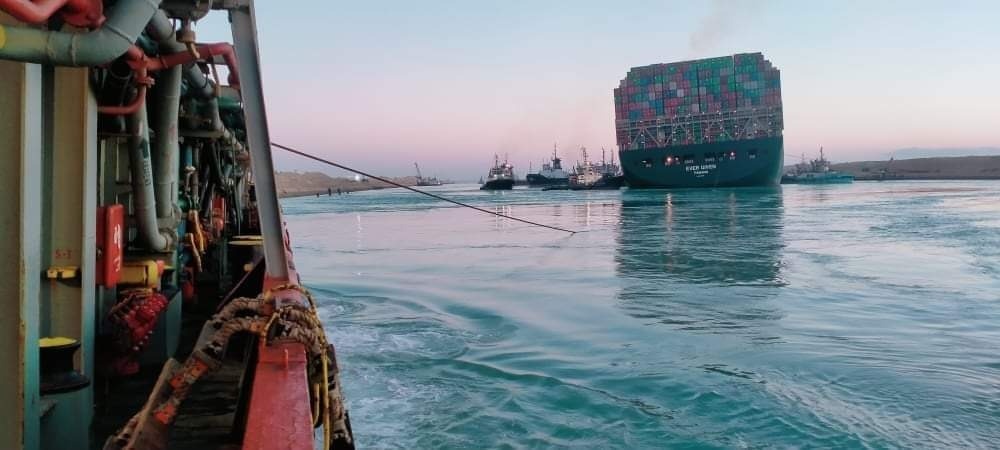 Internet tran ngap hinh anh tau Ever Given di chuyen tro lai hinh anh