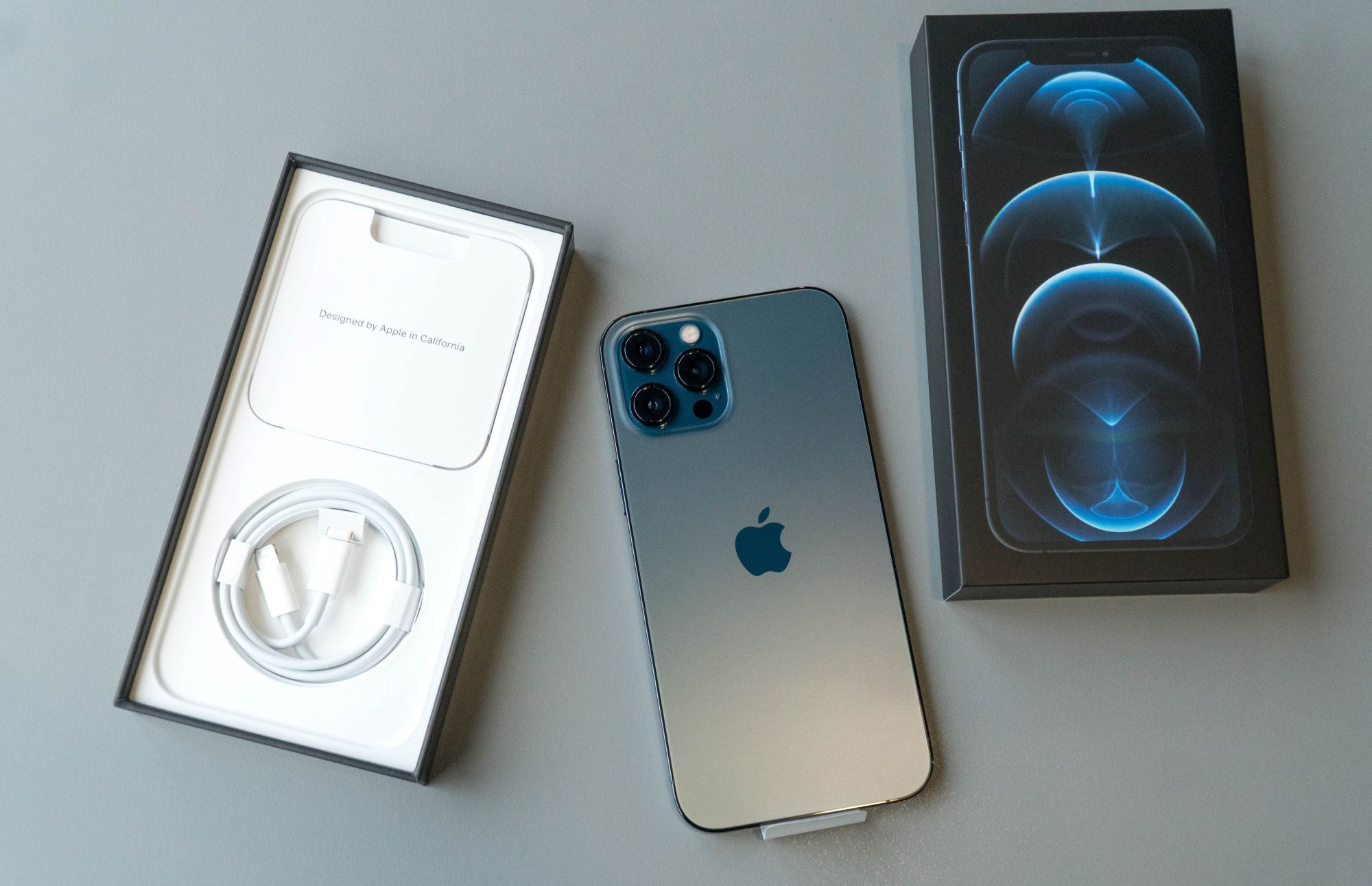 Cua hang dien thoai huong loi nho Apple bo cu sac iPhone hinh anh