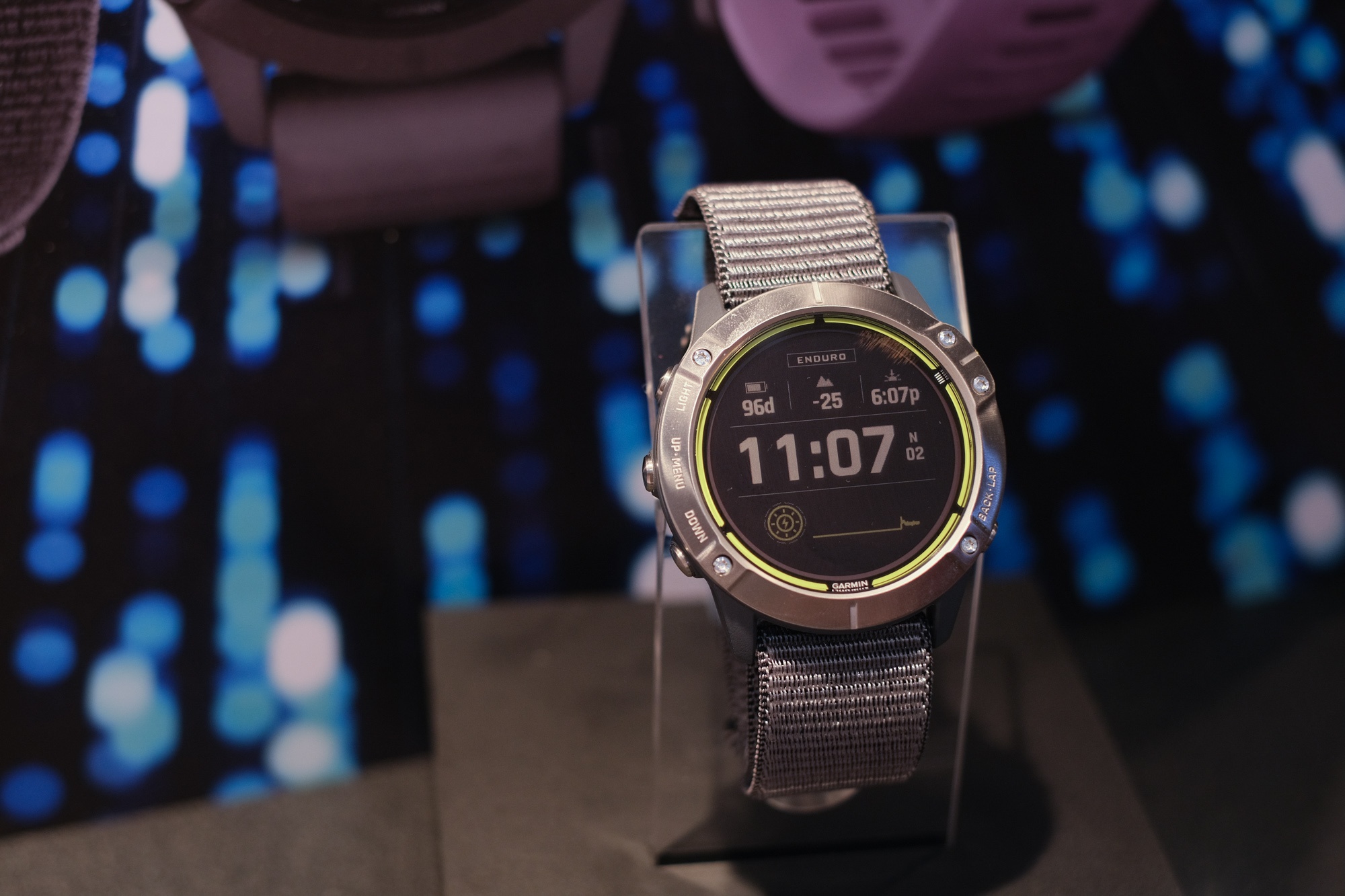 danh gia nhanh dong ho garmin enduro anh 1