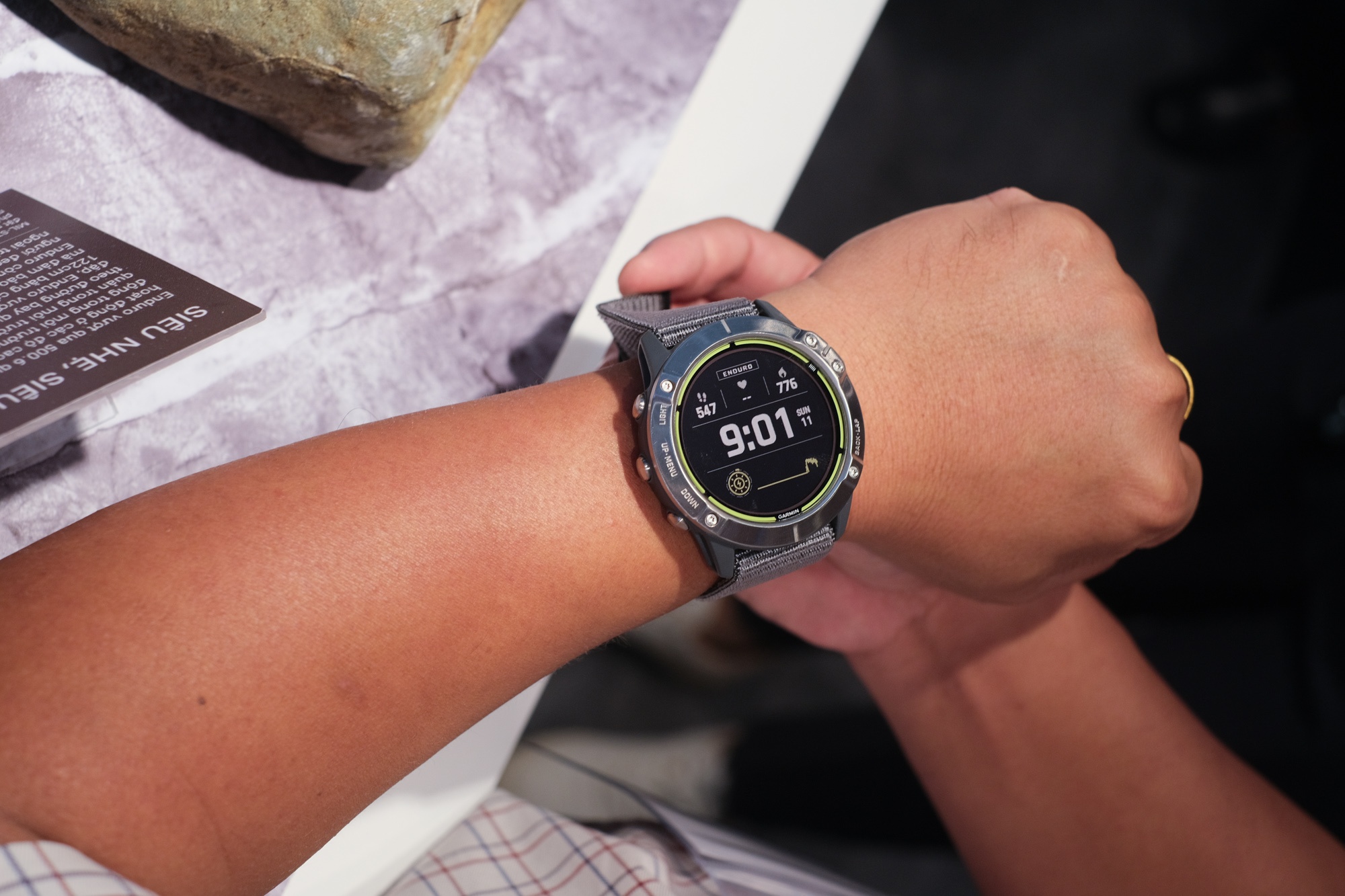 danh gia nhanh dong ho garmin enduro anh 2