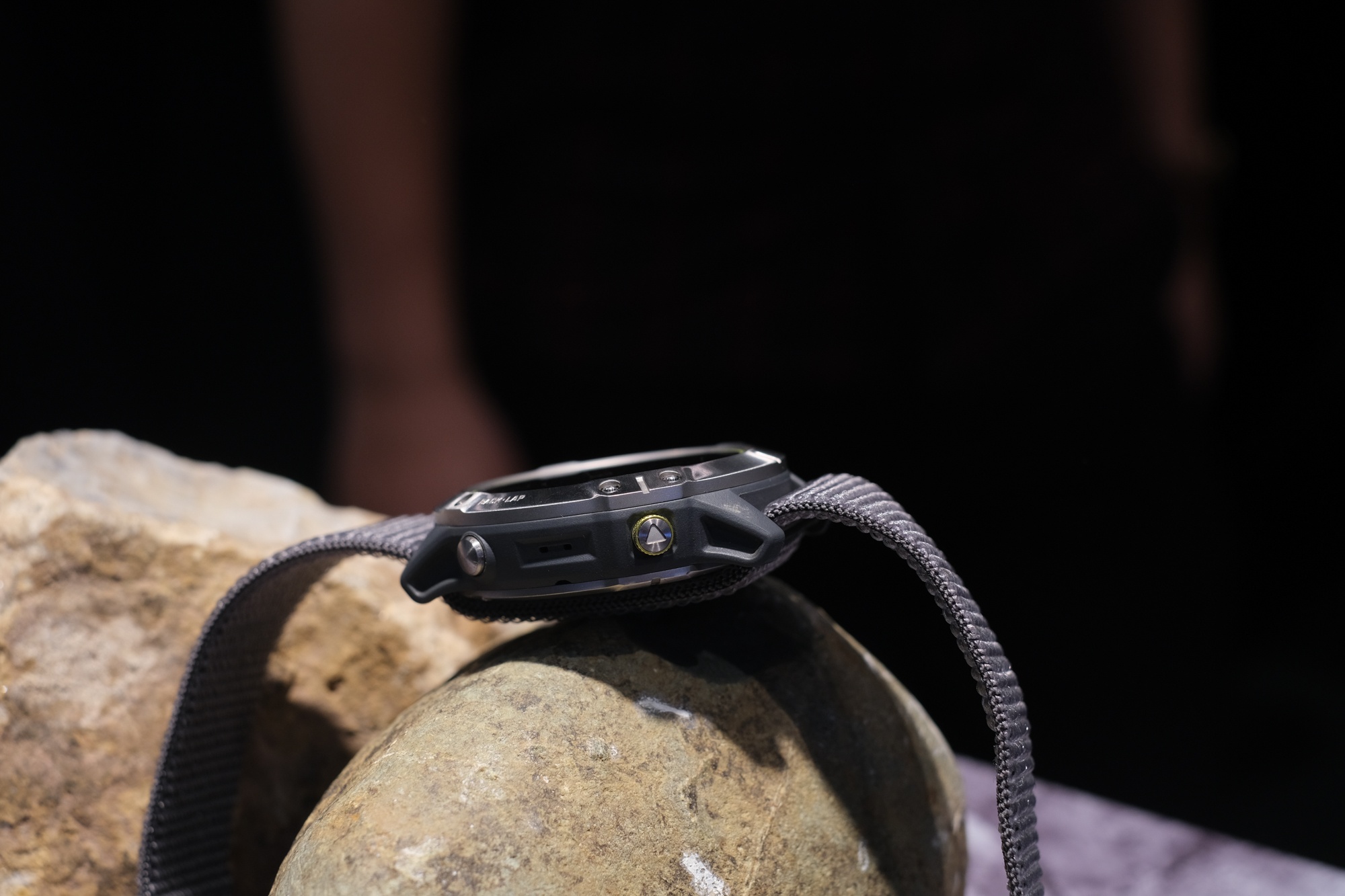 danh gia nhanh dong ho garmin enduro anh 4