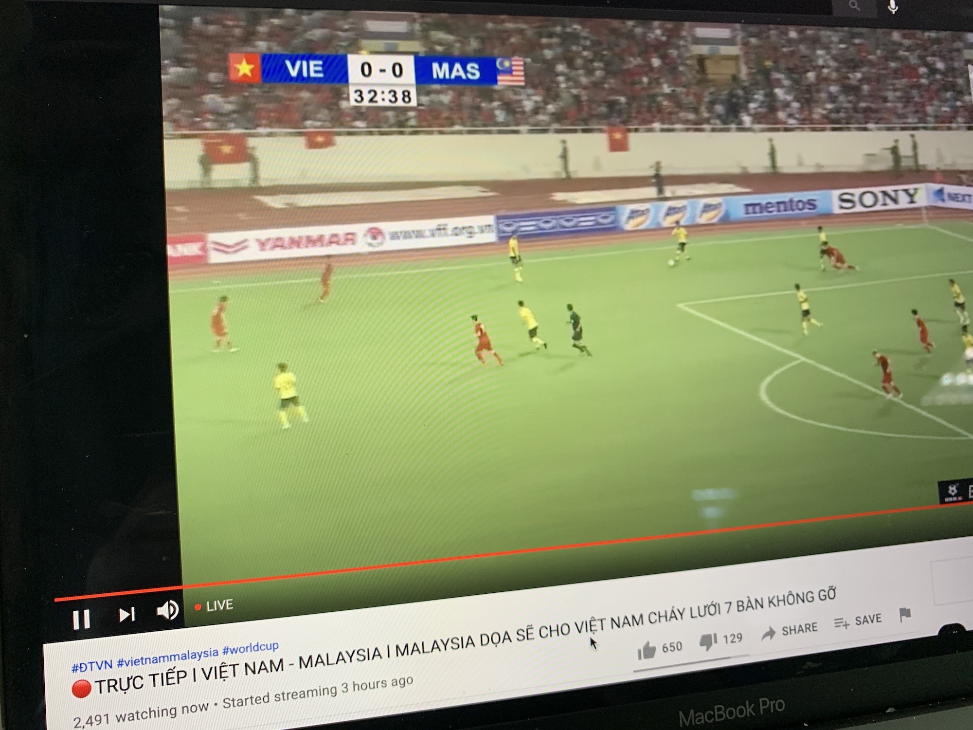 Hon 10.000 nguoi dang 'xem som' tran Viet Nam - Malaysia hinh anh